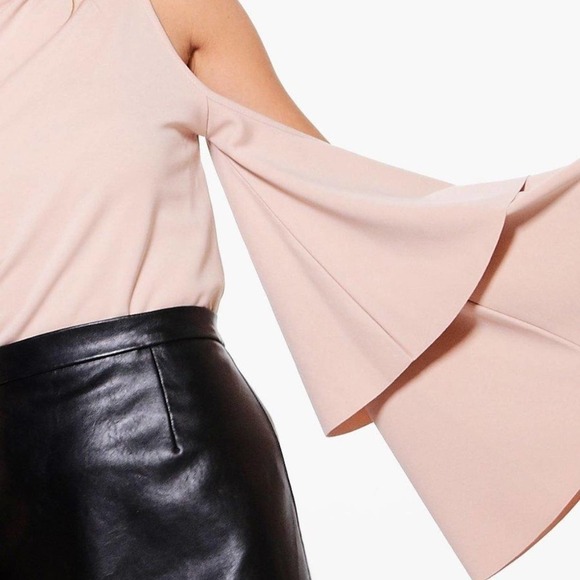 Boohoo Cold Shoulder Tiered Sleeve Top in black size 6 - Picture 8 of 9